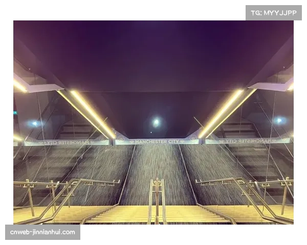 伊蒂哈德球场气氛热烈，瓜迪奥拉千场纪念仪式温馨感人