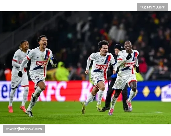 巴黎圣日耳曼积33分，紧追榜首朗斯