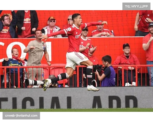 曼联B费点射梅开二度，老特拉福德响起阵阵掌声