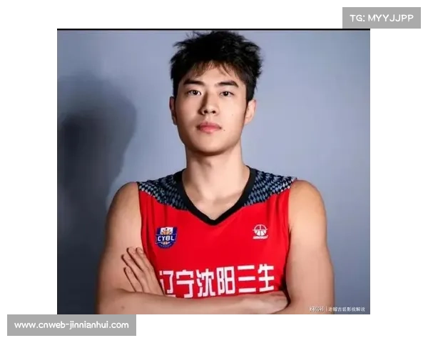 终场哨响，辽宁老将韩德君与队友拥抱致意球迷