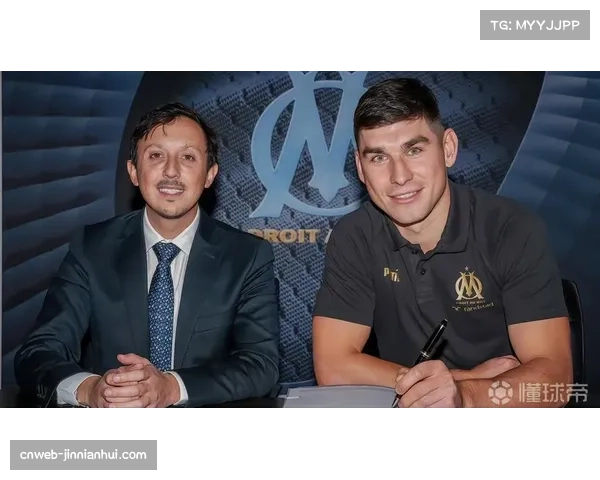 亚特兰大中场马利诺夫斯基任意球穿裆破门