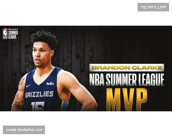 “赛前仪式:狂热队新秀模仿凯特琳·克拉克的招牌热身动作” “赛前仪式:狂热队新秀模仿凯特琳·克拉克的招牌热身动作”